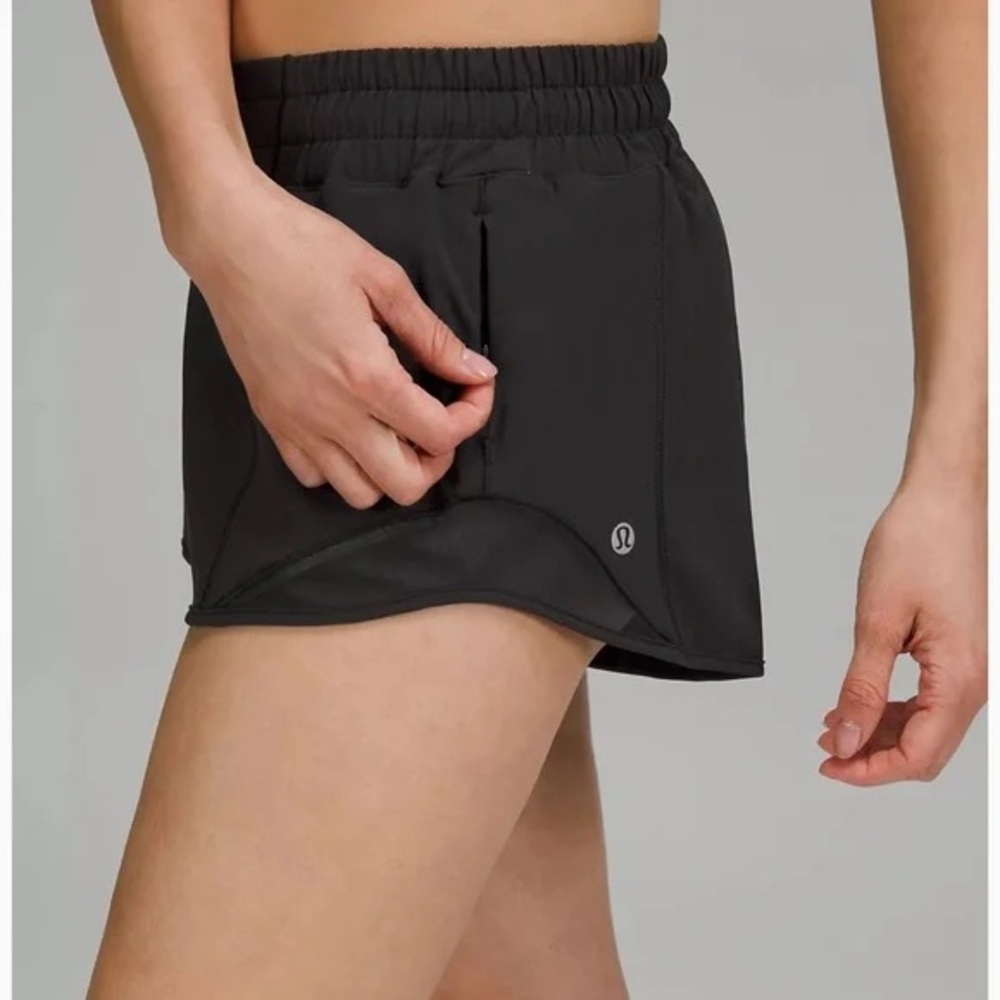 Lululemon Size 8 Black Hotty Hot 2.5” Low Rise